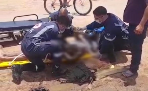 Momento em que a vítima é socorrida pelo Samu e Resgate (Foto: Reprodução) 
