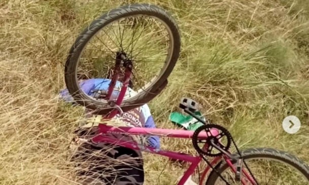 Próximo ao corpo estava uma bicicleta (Foto: Divulgação) 