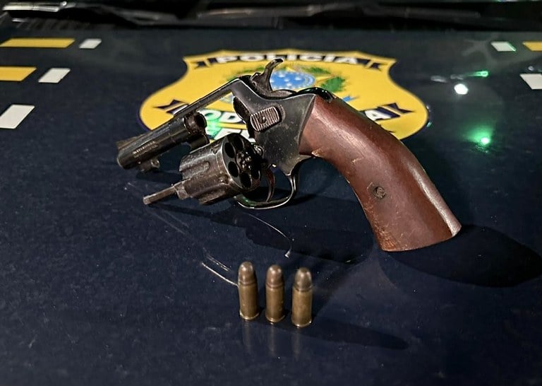 Arma e munições apreendidas pela PRF na BR 432 (Foto: Divulgação)