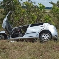 No local, os policiais encontraram um veículo modelo Volkswagen Gol já capotado, com o condutor preso às ferragens. (Foto: Divulgação)