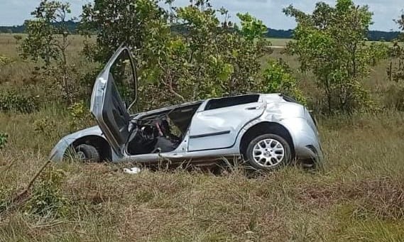 No local, os policiais encontraram um veículo modelo Volkswagen Gol já capotado, com o condutor preso às ferragens. (Foto: Divulgação)
