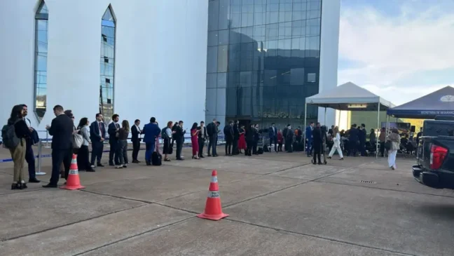 A imprensa começa a entrar na sala de julgamento em fila (Foto: Divulgação)