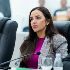 Vereadora Carol Dantas durante sessão na Câmara