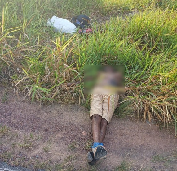 Objetos pessoais foram deixados ao lado do corpo (Foto: Divulgação)
