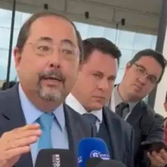 Advogado falou com a imprensa rapidamente (Foto: Divulgação)