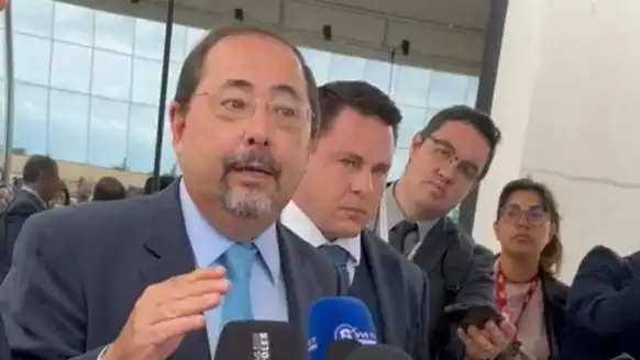 Advogado falou com a imprensa rapidamente (Foto: Divulgação)