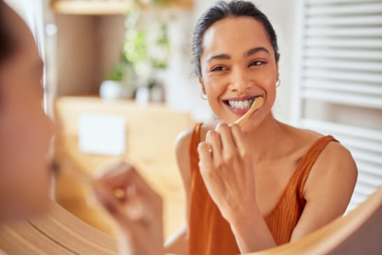 Segundo a Colgate, em seu guia sobre cuidados bucais, manter uma boa higiene é essencial para reduzir riscos de infecções, que podem se espalhar pelo corpo. (Foto: Divulgação)