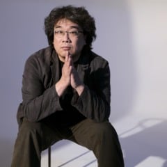 O diretor de Parasita, Bong Joon-ho, é mestre em transformar críticas sociais complexas em narrativas envolventes que misturam suspense, humor e tensão de forma única (Foto: Divulgação)