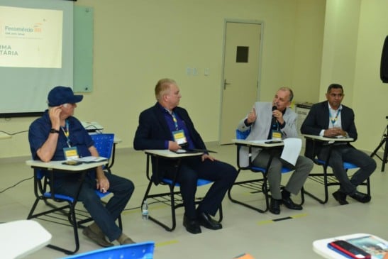 Os professores universitários Getúlio Cruz e Tom Zé Albuquerque, o presidente da Fecomércio, Ademir dos Santos, e o coordenador regional da Suframa, Jandirocy Teixeira (Foto: Nilzete Franco/FolhaBV)