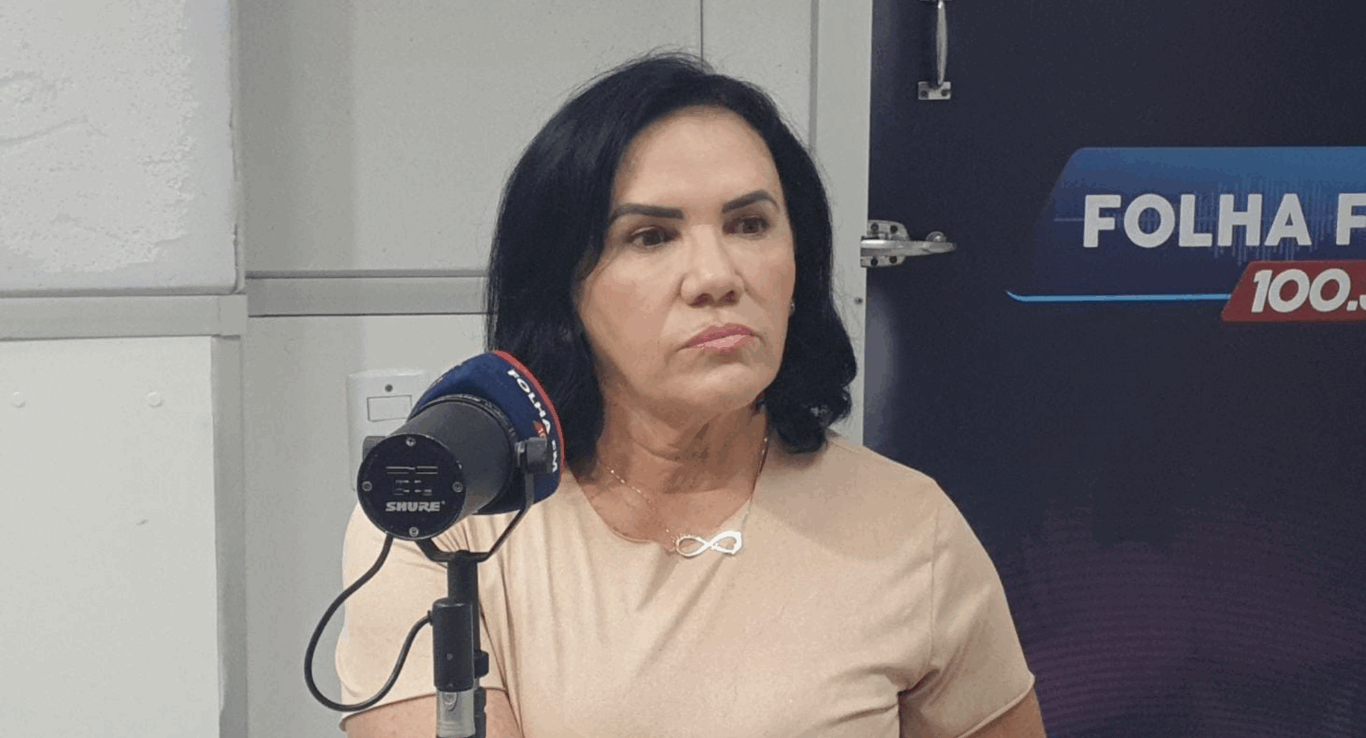 Reitora Nilra Jane Filgueira em entrevista na rádio Folha FM. Foto: estúdio/FolhaFM