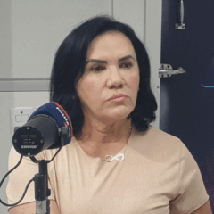 Reitora Nilra Jane Filgueira em entrevista na rádio Folha FM. Foto: estúdio/FolhaFM