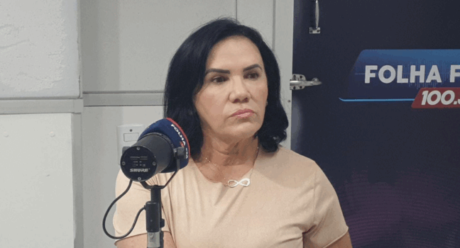 Reitora Nilra Jane Filgueira em entrevista na rádio Folha FM. Foto: estúdio/FolhaFM