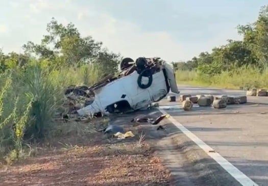Motorista morreu após o capotamento de uma ‘minivan’ carregada de gasolina, no KM 100, de Boa Vista sentido Pacaraima. (Foto: Divulgação)