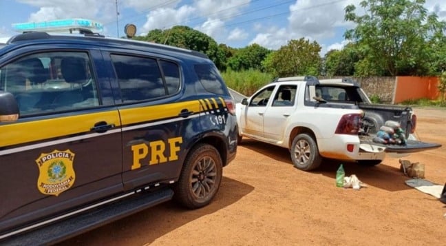 Os policiais abordaram um veículo que vinha de Amajari, com dois homens. (Foto: Divulgação/PRF)