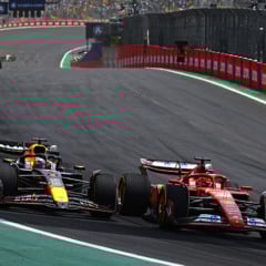 Max Verstappen e Charles Leclerc em disputa de posição na entrada do S do Senna  em Interlagos. (Getty Images/Red Bull Content Pool).