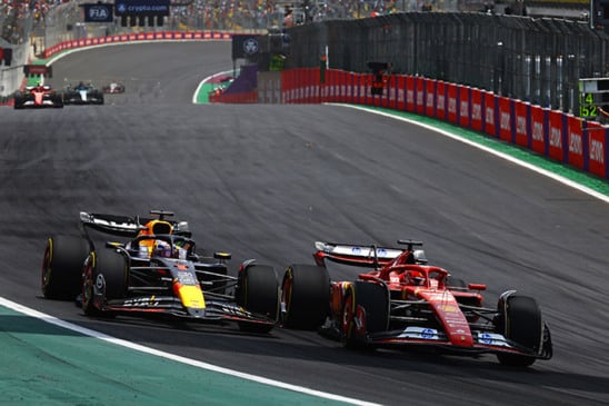 Max Verstappen e Charles Leclerc em disputa de posição na entrada do S do Senna  em Interlagos. (Getty Images/Red Bull Content Pool).