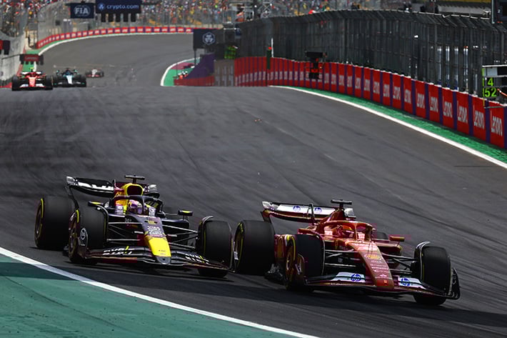 Max Verstappen e Charles Leclerc em disputa de posição na entrada do S do Senna  em Interlagos. (Getty Images/Red Bull Content Pool).