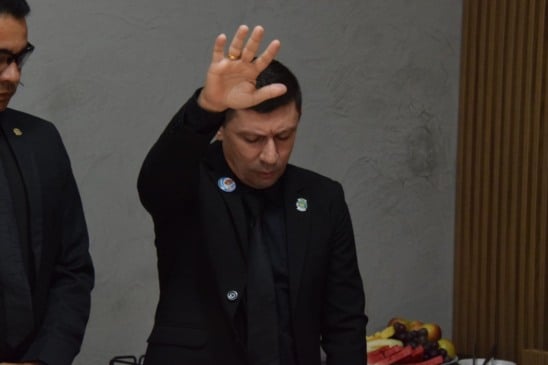 O vereador Oreste Aguiar faz juramento de posse (Foto: Wenderson Cabral/FolhaBV)