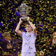 João Fonseca ergue o troféu do ATP da Basileia. (Foto: Divulgação/Reuters)