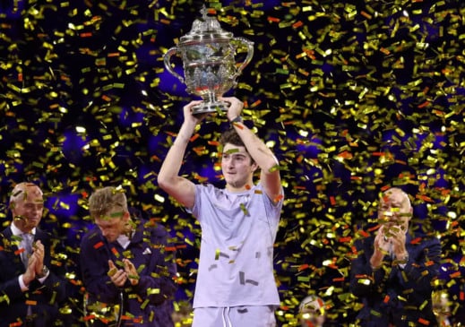 João Fonseca ergue o troféu do ATP da Basileia. (Foto: Divulgação/Reuters)