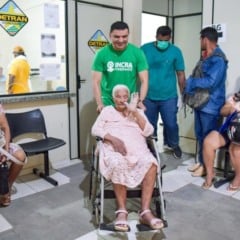 Moradora do assentamento Jatapu, dona Domingas foi atendida por equipes do Incra, do Cras e do Instituto de Identificação Odílio Cruz. (Foto: Divulgação)
