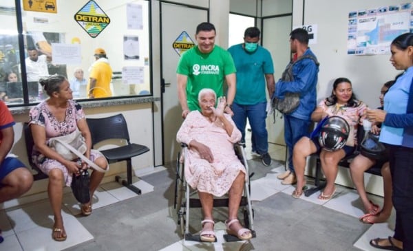 Moradora do assentamento Jatapu, dona Domingas foi atendida por equipes do Incra, do Cras e do Instituto de Identificação Odílio Cruz. (Foto: Divulgação)