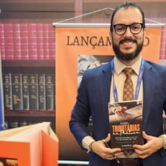 O advogado tributarista Ângelo Peccini Neto no lançamento de seu livro Teses Tributárias na Prática – Estratégias para a Era do IVA Brasileiro (CBS/IBS) na Fenalaw (Foto: Divulgação)