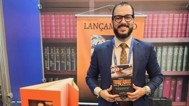 O advogado tributarista Ângelo Peccini Neto no lançamento de seu livro Teses Tributárias na Prática – Estratégias para a Era do IVA Brasileiro (CBS/IBS) na Fenalaw (Foto: Divulgação) O advogado tributarista Ângelo Peccini Neto no lançamento de seu livro Teses Tributárias na Prática – Estratégias para a Era do IVA Brasileiro (CBS/IBS) na Fenalaw (Foto: Divulgação)