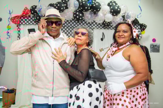 O baile temático dos anos 60 foi realizado nesta quarta-feira (22) e reuniu integrantes que participam das atividades semanais do grupo. (Foto: Divulgação)