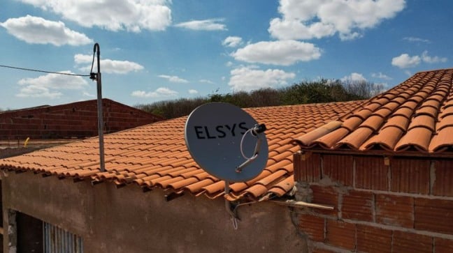 Antenas parabólicas distribuídas pelo governo federal dão acesso a mais de uma centena de canais, via satélite. Foto: Layo Stambassi/MCom