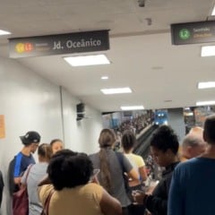 Estações de metrô e trem, além das paradas de ônibus ficaram cheias de pessoas tentando voltar para casa. (Foto:João Barros)