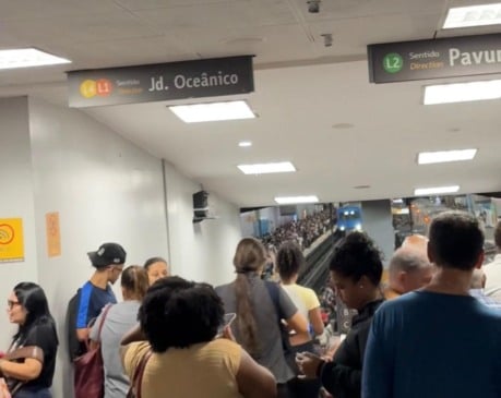 Estações de metrô e trem, além das paradas de ônibus ficaram cheias de pessoas tentando voltar para casa. (Foto:João Barros)