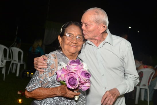 Casal Democildes e Margarida da Silva durante a celebração das Bodas de Platina, em Boa Vista, nesse domingo (19). (Foto:Nilzete Franco)