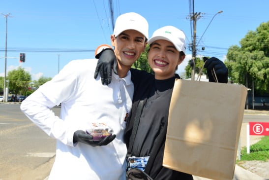 O casal vende os brigadeiros no cruzamento das avenidas Ville Roy e Santos Dumont (Foto: Nilzete Franco/FolhaBV)