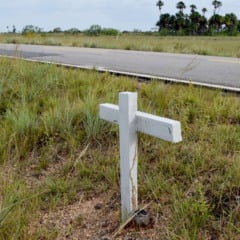 Cruz de madeira colocada às margens da estrada para identificar óbito na via (Foto: Wenderson Cabral/FolhaBV)