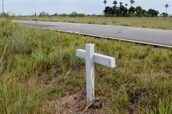 Cruz de madeira colocada às margens da estrada para identificar óbito na via (Foto: Wenderson Cabral/FolhaBV)