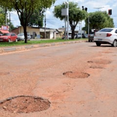 Buracos nas avenidas São Sebastião e Via das Flores dificultam tráfego e preocupam motoristas