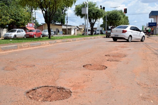 Buracos nas avenidas São Sebastião e Via das Flores dificultam tráfego e preocupam motoristas