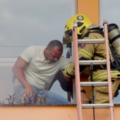Corpo de Bombeiros realiza simulação de resgate de vítimas em escola de idiomas