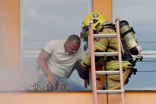Corpo de Bombeiros realiza simulação de resgate de vítimas em escola de idiomas