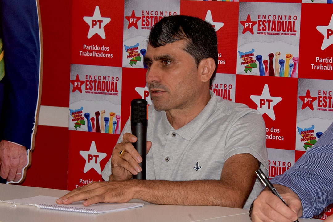 O presidente estadual do PT, Benedito Albuquerque, em entrevista coletiva na sede estadual do PT, em Boa Vista (Foto: Wenderson Cabral/FolhaBV)
