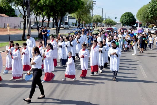 Crianças percorrem a caminhada do Jubileu, celebrando fé, família e Nossa Senhora Aparecida. Foto: Wenderson Cabral/FolhaBV