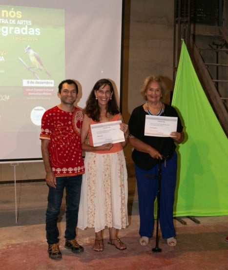 Ao lado do organizador do concurso, as escitoras Alexia Braga e Cecy Lya Brasil, homenageadas de 2024. Crédito Carla Wickert (Foto: Divulgação)