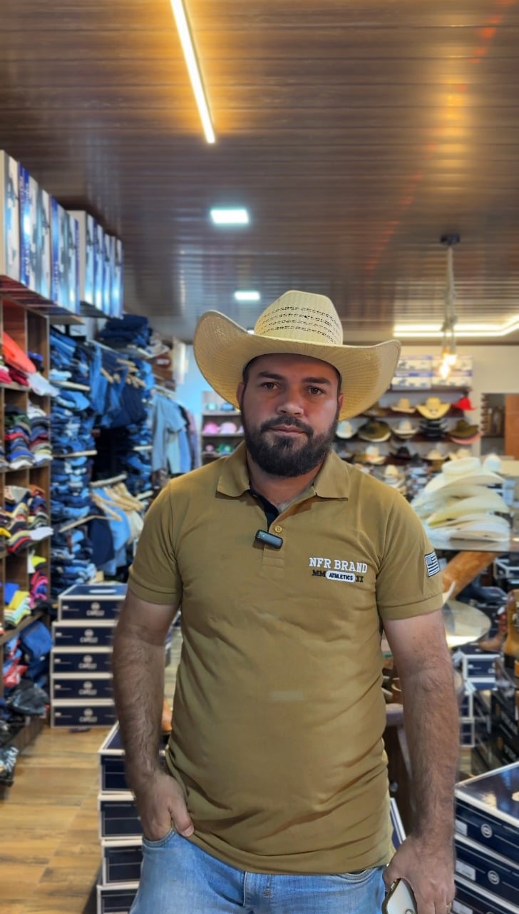 O empreendedor Denílson Coutinho acredita em público usando roupas de sua loja na Expoferr – Foto: Karine Adriely / Secom-RR