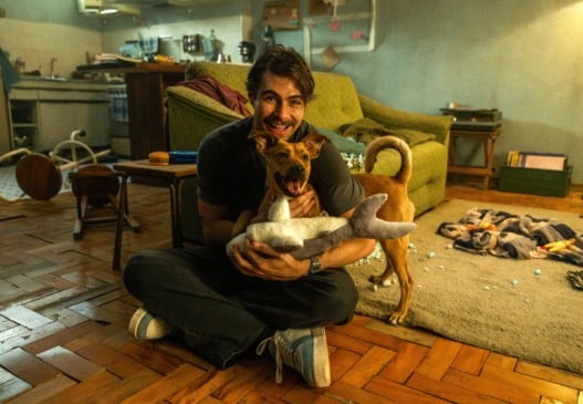 Rafael Vitti e o cachorro Amendoim estrelam "Caramelo" (Foto: Divulgação Netflix)