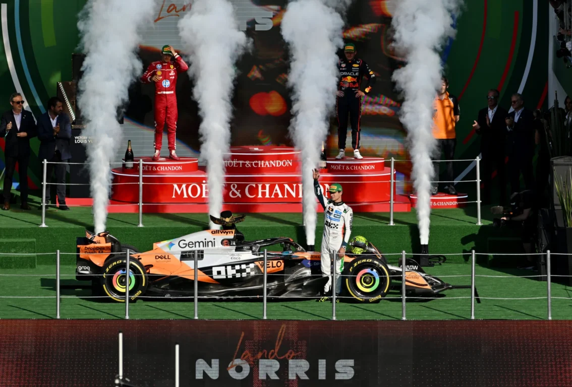 Lando Norris durante a cerimônia de premiação no GP do México. (Foto: Michael Potts/LAT Images)