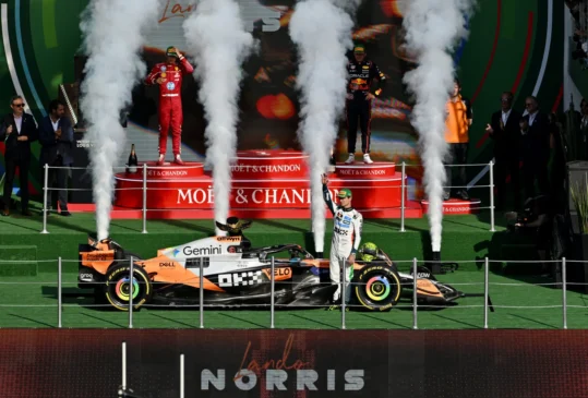Lando Norris durante a cerimônia de premiação no GP do México. (Foto: Michael Potts/LAT Images)