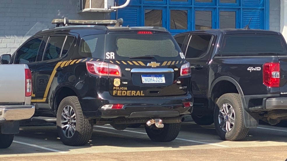 Viatura da Polícia Federal na Uerr em operação que mira ex-reitor (Foto: Lucas Luckezie/FolhaBV)