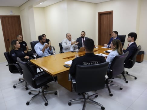 Representantes da Seinf, MPRR e MPF durante reunião que tratou da retomada das obras paralisadas do sistema prisional. Foto: divulgação/MPRR