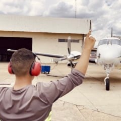 Pacientes foram transferidos em aeronave da Brasil Vida Táxi Aéreo, que realizou parada técnica em Goiânia (Foto: Divulgação / Godoi Comunicação)